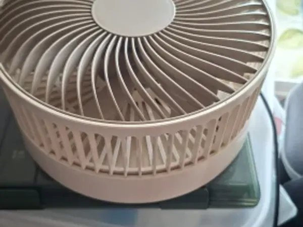 Ventilateur Ventéo Tower en mode table posé sur un meuble